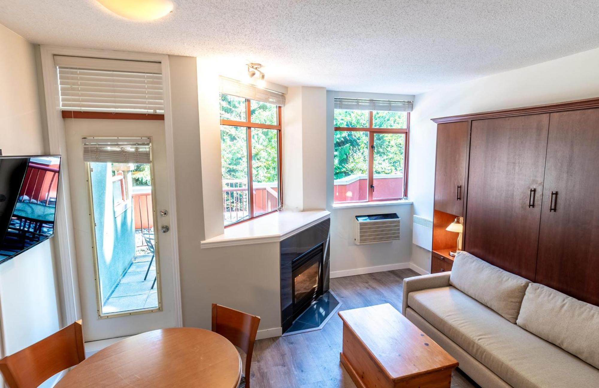 Alpenglow Lodge Family Studio With Murphy Bed By Mva Whistler Exterior photo